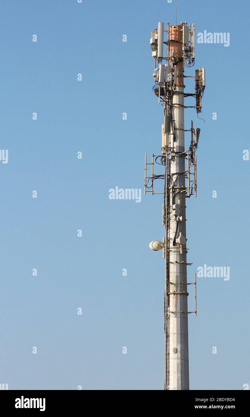 Technologie auf der Oberseite des Telekommunikations-GSM. Mast für Mobiltelefon-Signal. Turm mit Antennen der zellulären Kommunikation auf dem Hintergrund von b Stockfoto