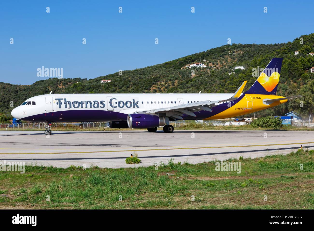 Skiathos, Griechenland – 28. Juli 2019: Thomas Cook Airlines Airbus A321 am Skiathos Flughafen (JSI) in Griechenland. Airbus ist ein europäischer Flugzeughersteller Stockfoto