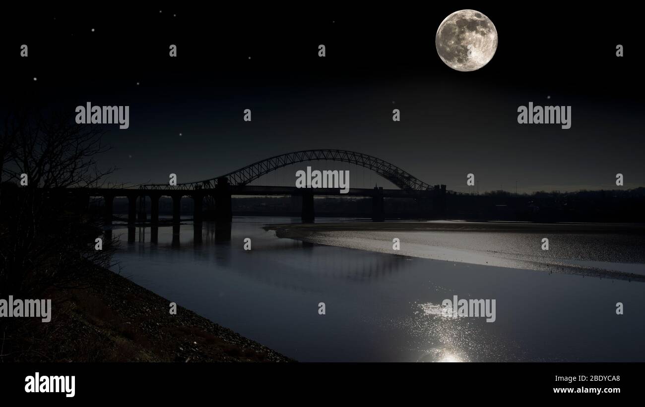 Vollmond über Runcorn alte Brücke mit dem Mondlicht auf dem Fluss Mersey. Stockfoto