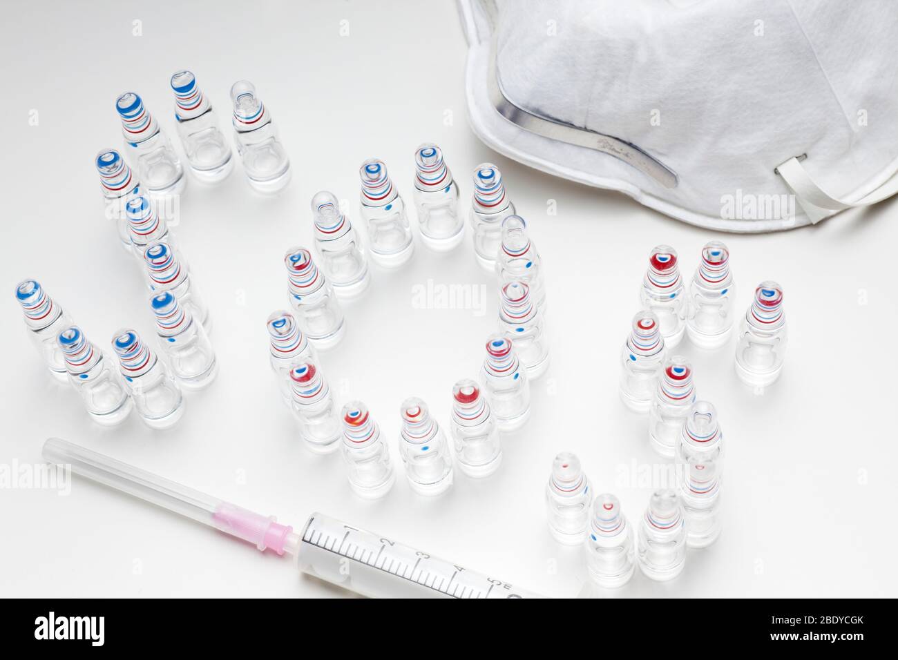 Sign SOS aus medizinischen Ampullen mit chirurgischer Maske und Spritze - Emgergency oder Distress im Gesundheitssystem Stockfoto