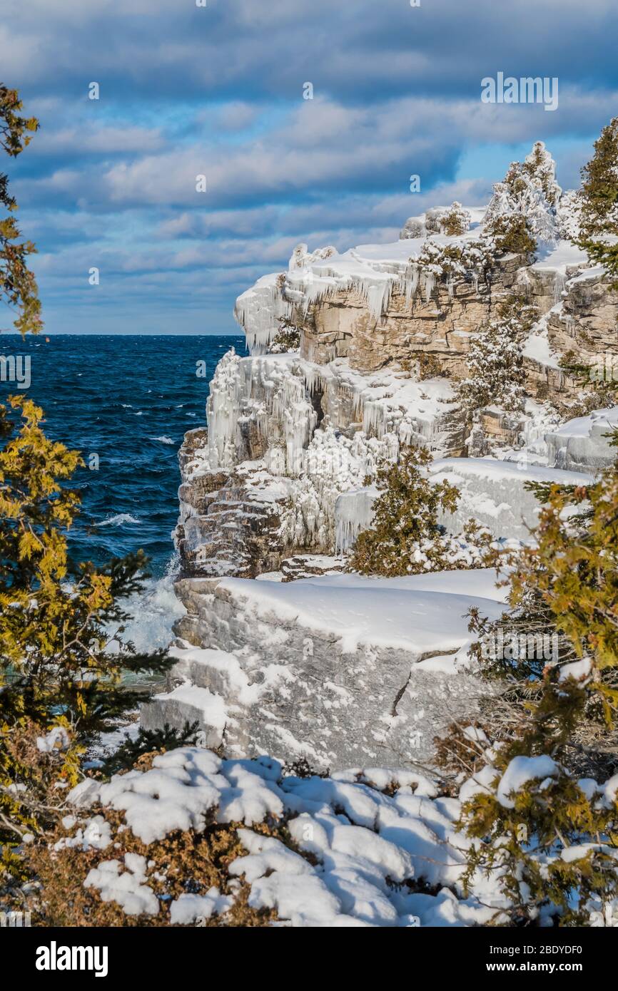 Bruce Peninsula National Park The Grotto & Indian Head Cove Fathon Five National Park Tobermory Ontario Kanada im Winter Stockfoto