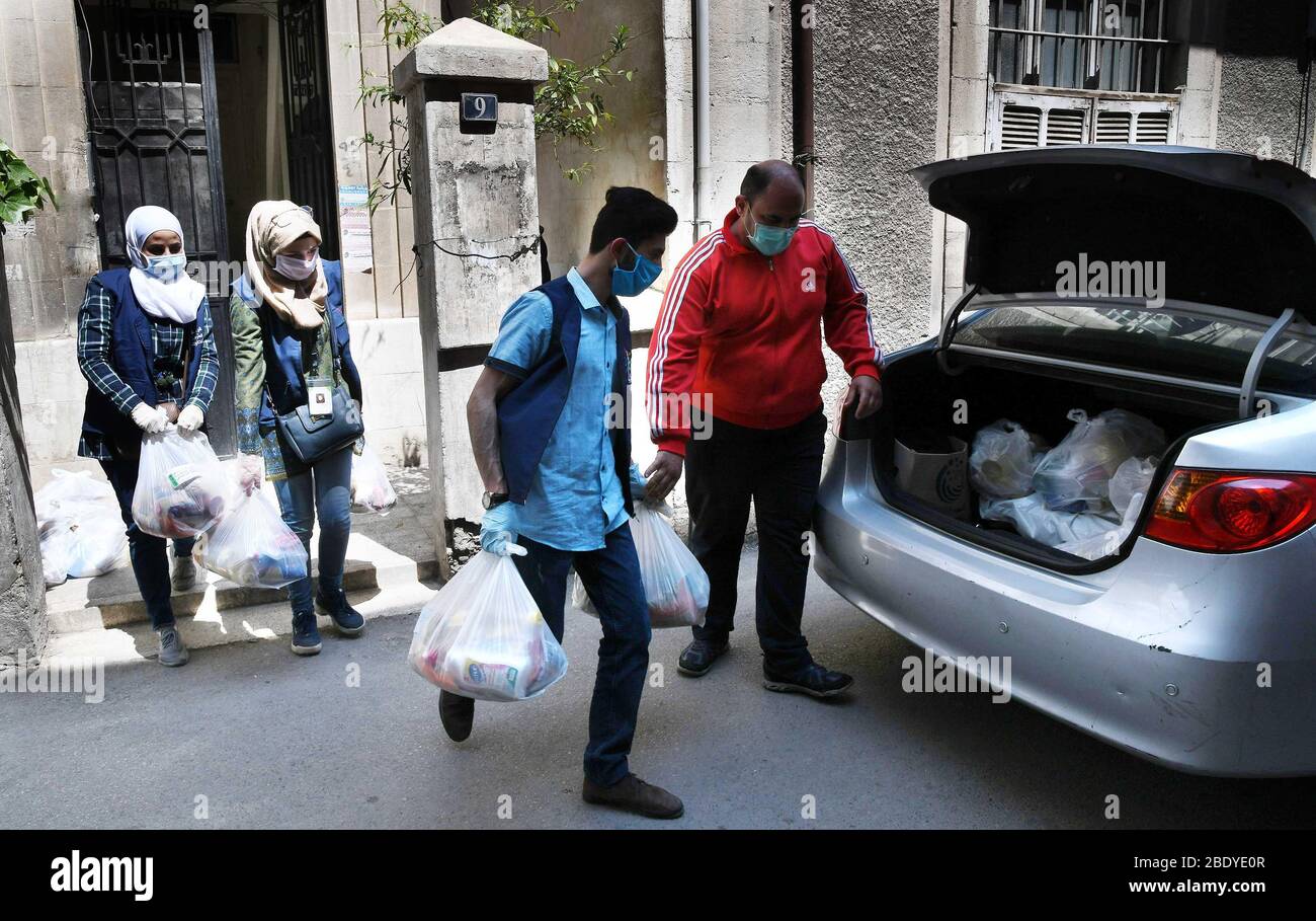 (200410) -- DAMASKUS, 10. April 2020 (Xinhua) -- Freiwillige bereiten am 9. April 2020 in Damaskus, der Hauptstadt Syriens, Verpackungen mit Lebensmitteln und Waschmitteln vor. ZUM FEATURE: Freiwilligengruppe hilft Tagelöhnern bei der Ausgangssperre der COVID-19 in Syrien (Foto: Ammar Safarjalani/Xinhua) Stockfoto