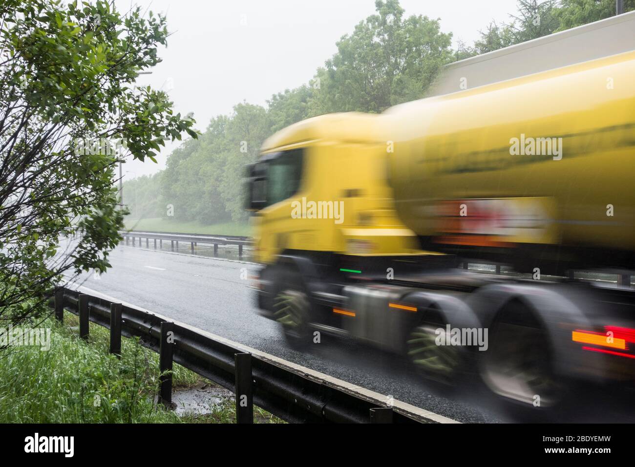 Morrisons Tankwagen, LKW, LKW bei starkem Regen auf der zweispurigen A19, Nordostengland. GROSSBRITANNIEN Stockfoto