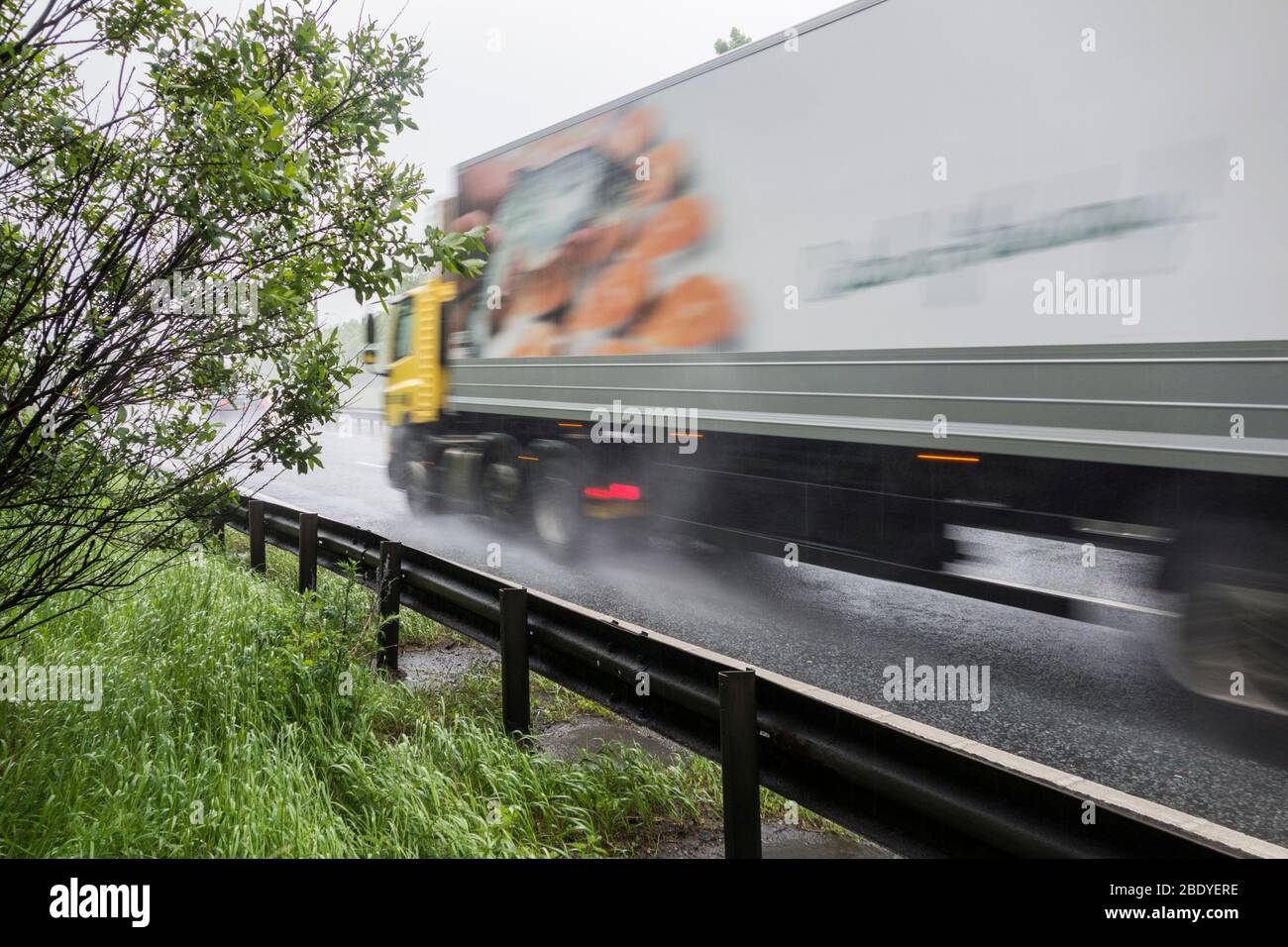 Morrisons Lieferwagen, LKW bei starkem Regen auf der zweispurigen A19, Nordostengland. GROSSBRITANNIEN Stockfoto