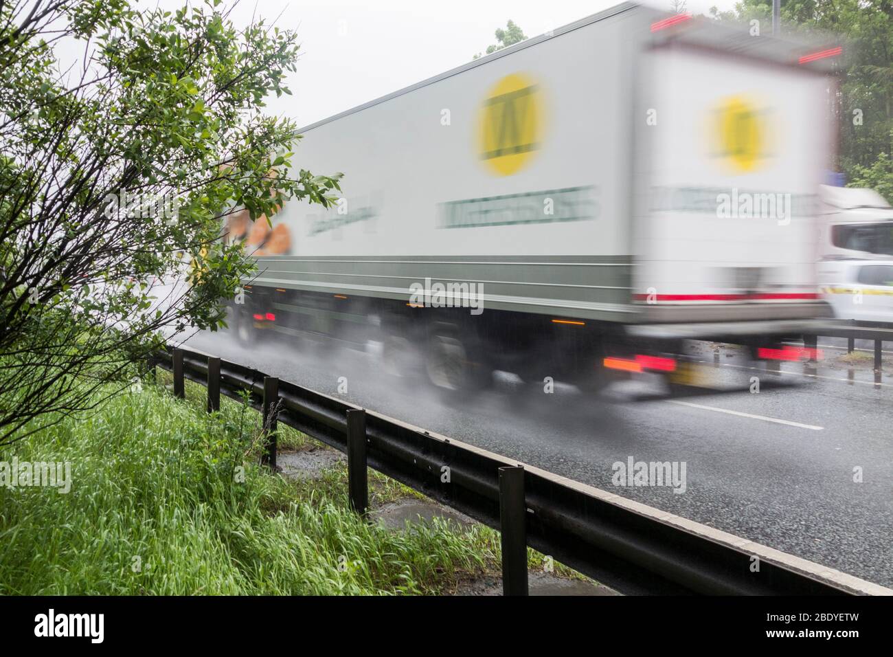 Morrisons Lieferwagen, LKW bei starkem Regen auf der zweispurigen A19, Nordostengland. GROSSBRITANNIEN Stockfoto