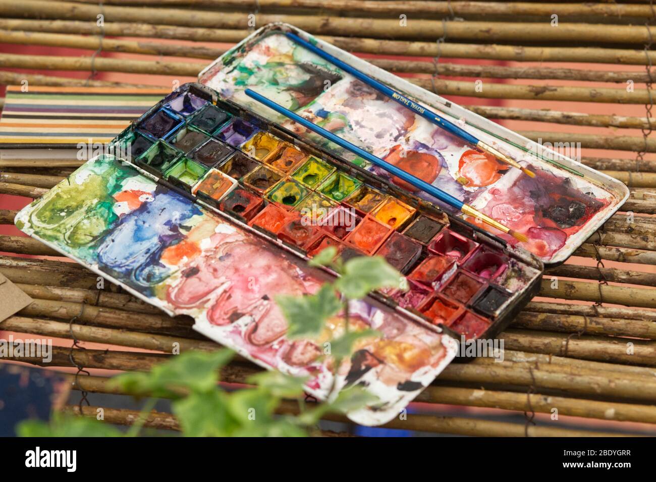 Vintage Kinder Farbe Paint Set auf Bambus Stockfoto