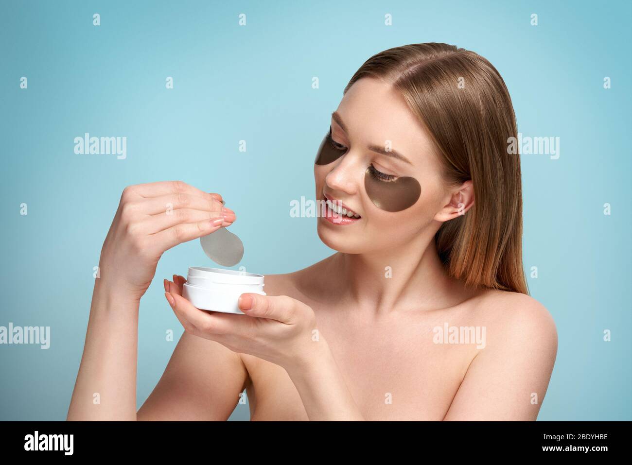 Portrait von Schönheit Frau mit Auge Flecken zeigen ein Effekt der perfekte Haut. Schöne Gesicht der jungen erwachsenen Frau mit sauberem frische Haut und gebar sollte Stockfoto