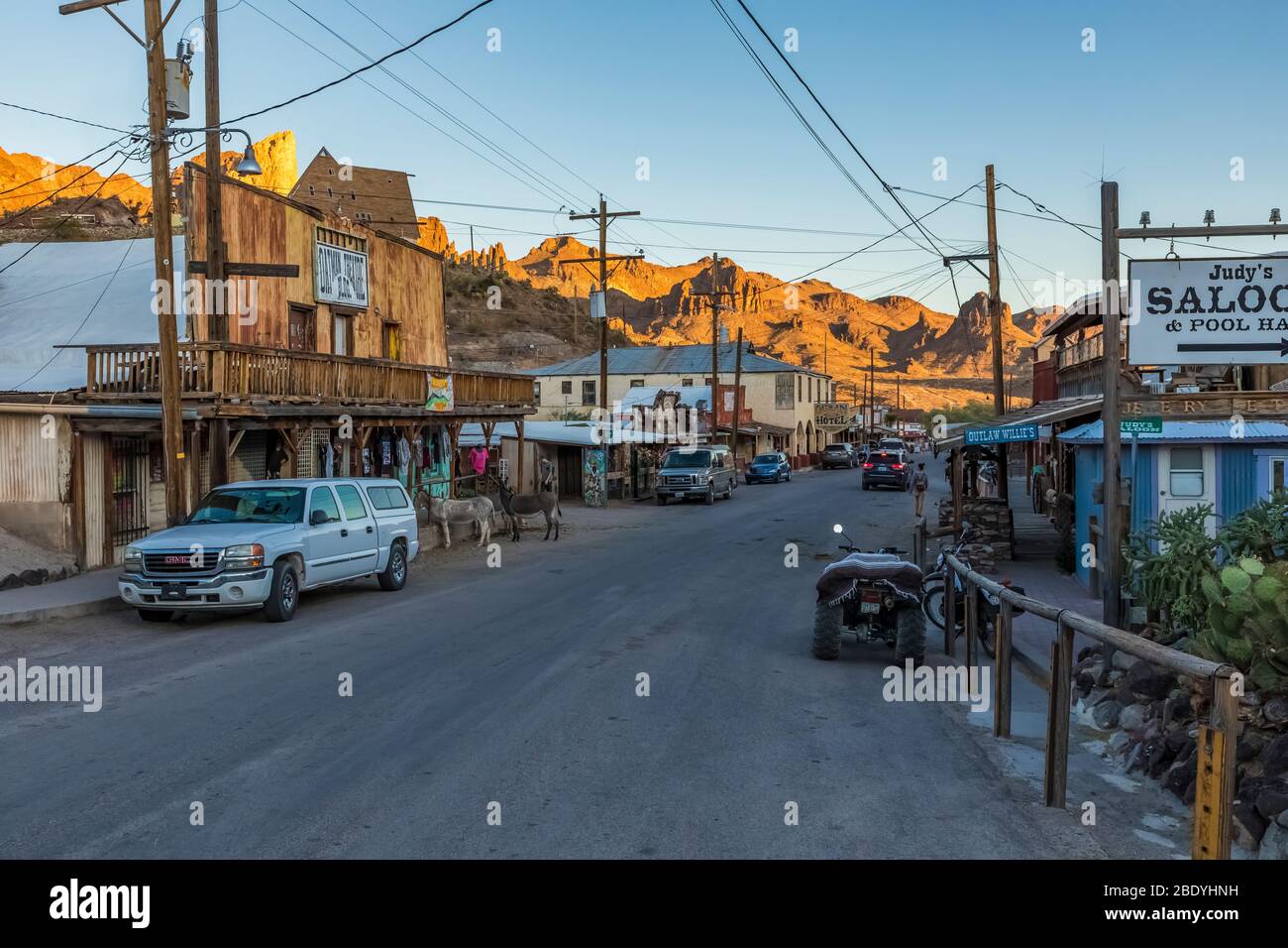 Downtown Oatman, eine alte Goldgräberstadt, die an der historischen Route 66 in Arizona, USA, zu einer Touristenstadt wurde [Keine Eigentumsfreigabe; für redaktionelle Lizenz verfügbar Stockfoto