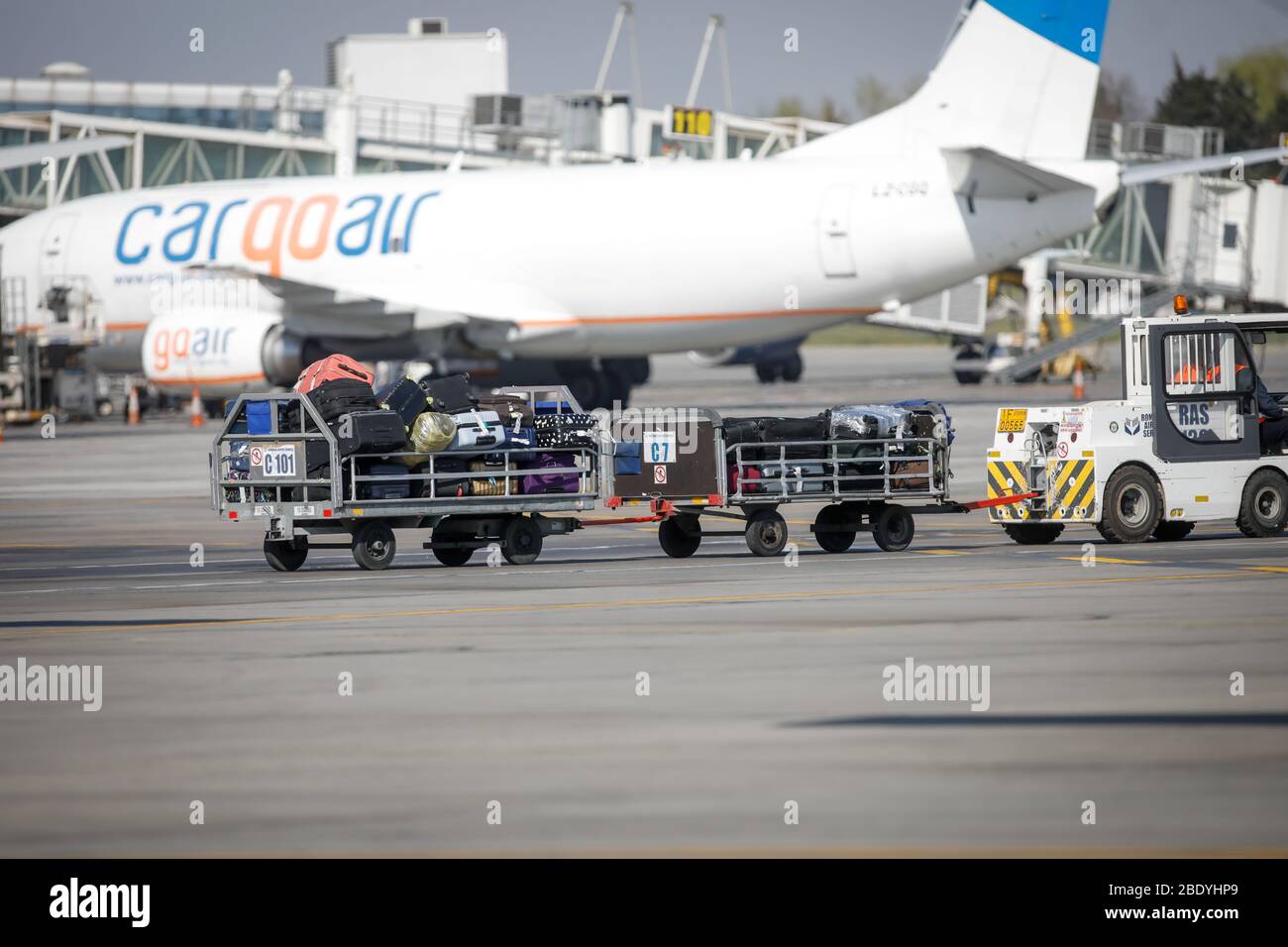 Otopeni, Rumänien - 9. April 2020: Gepäck auf dem Gepäckträger auf dem Henri Coanda International Airport Taxiway. Stockfoto
