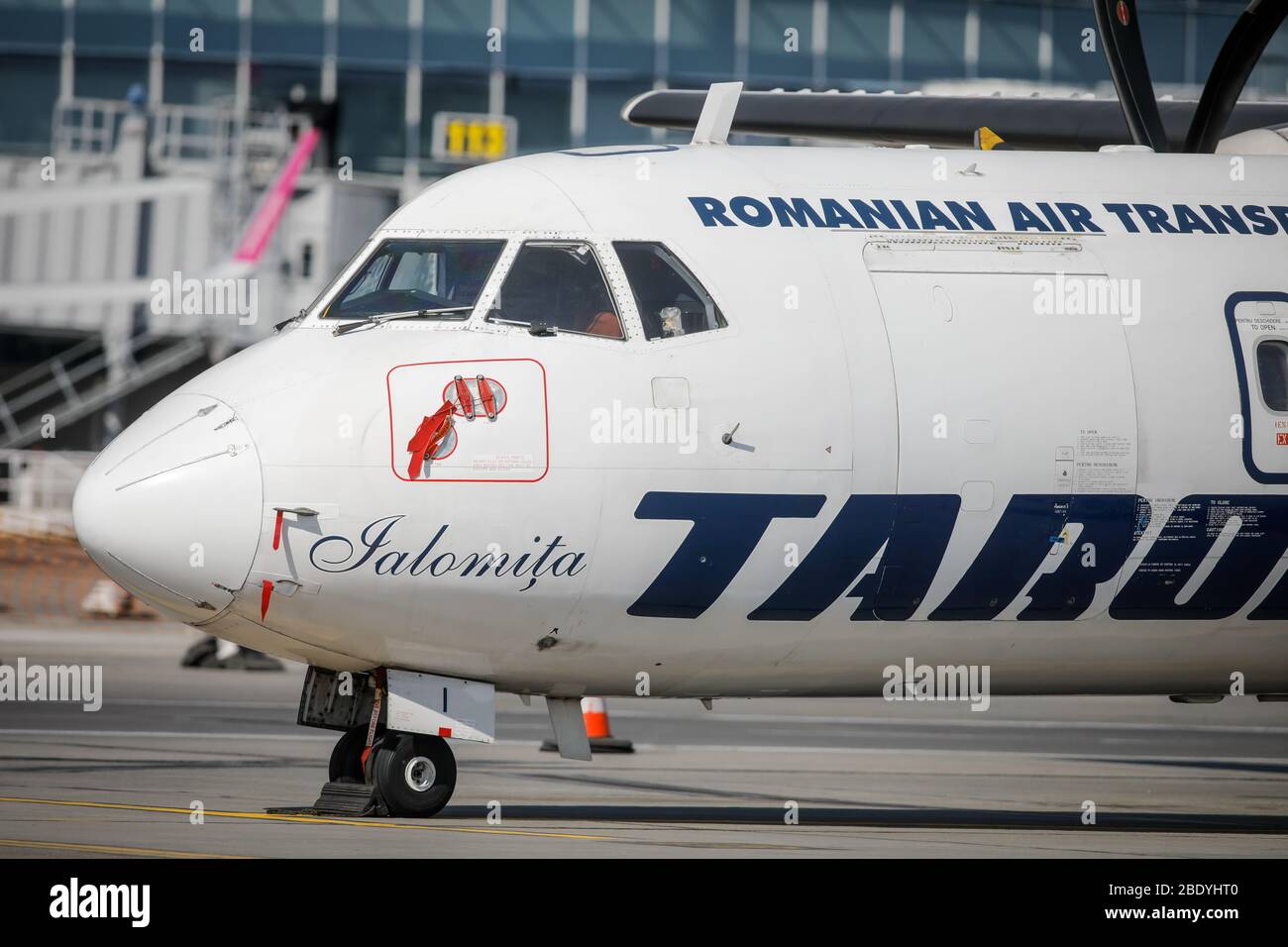 Otopeni, Rumänien - 9. April 2020: Tarom (die operierende Fluggesellschaft Rumäniens) Flugzeug auf Henri Coanda International Airport. Stockfoto