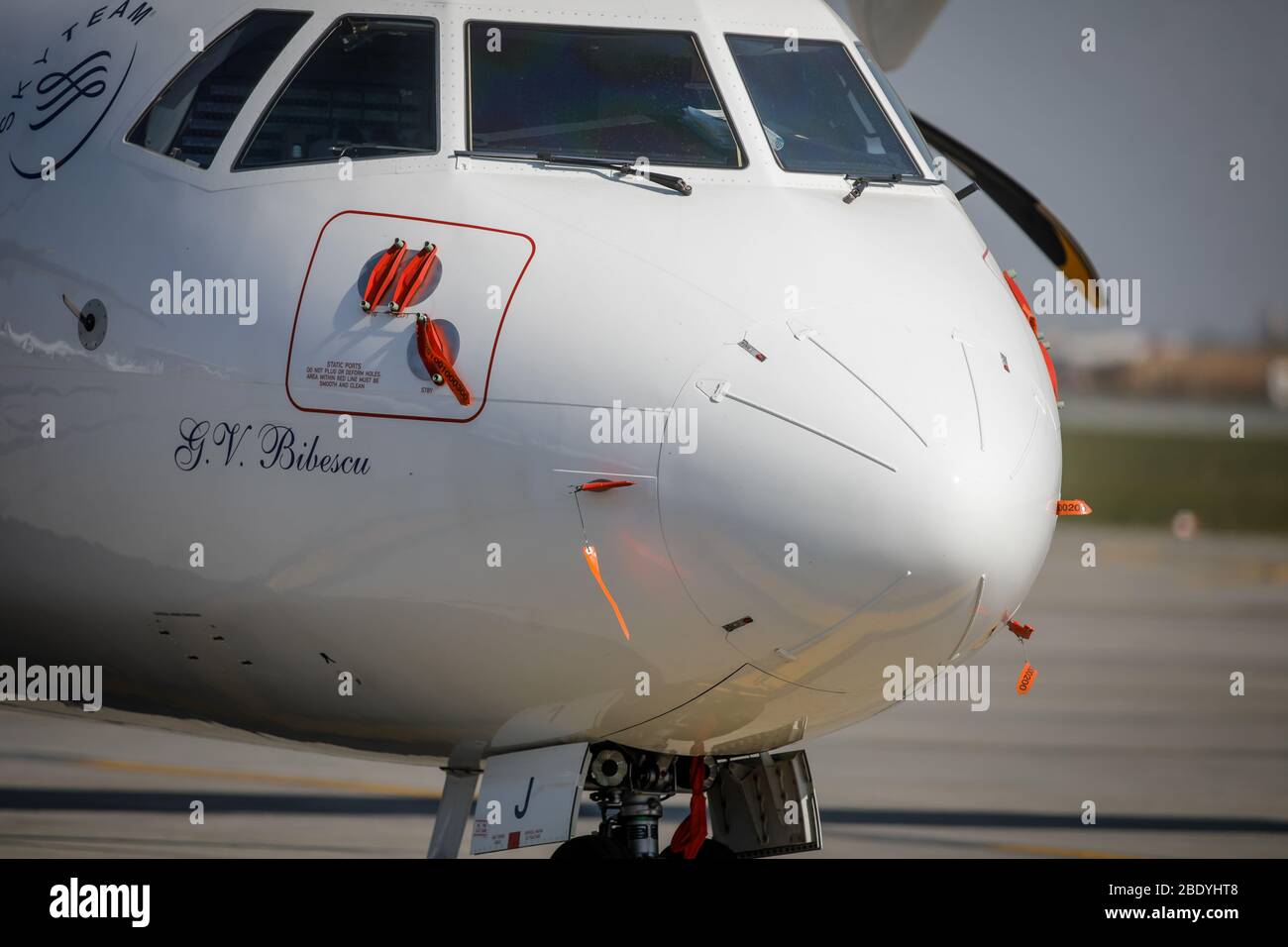 Otopeni, Rumänien - 9. April 2020: Tarom (die operierende Fluggesellschaft Rumäniens) Flugzeug auf Henri Coanda International Airport. Stockfoto