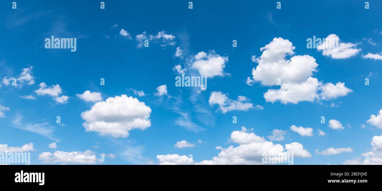 Hintergrund blauer Himmel mit weißen Wolken. Stockfoto