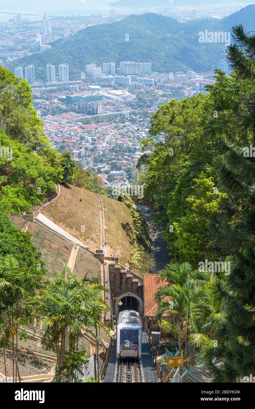Die Penang Hill Railway mit George Town im Hintergrund. Die Seilbahn fährt von Air ITAM zum Skywalk auf Penang Hill, Air ITAM, Penang, Stockfoto