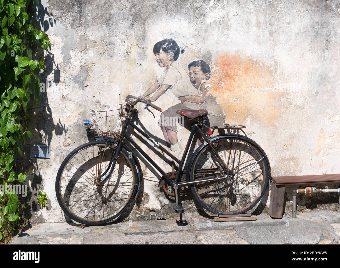 Zwei Kinder auf einem Fahrrad Wandgemälde von Ernest Zacharevic, Lebuh Armenian (Armenian Street), alten Kolonialviertel, George Town, Penang, Malaysia Stockfoto