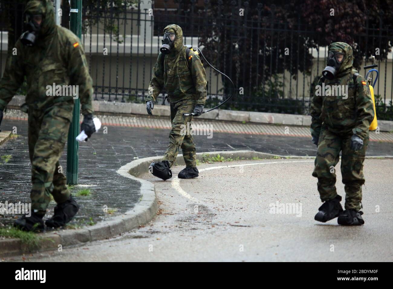Grao, Spanien. April 2020. Grao, SPANIEN: Am 10. April 2020 laufen mehrere Soldaten in der NBC-Klage während des 28. Tages des spanischen Alarmstaates in Grao, Spanien. (Foto von Alberto Brevers/Pacific Press/Sipa USA) Quelle: SIPA USA/Alamy Live News Stockfoto