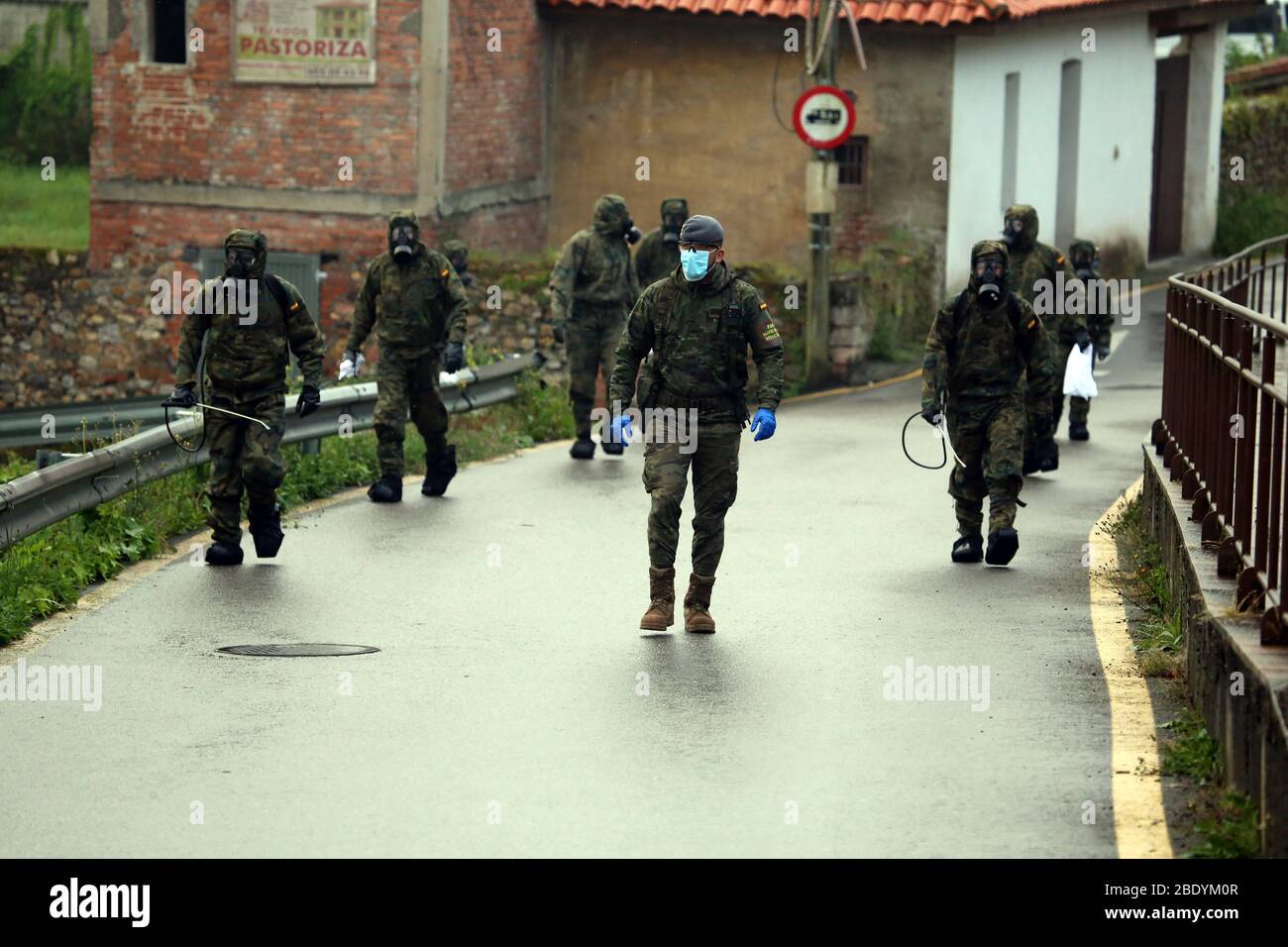 Grao, Spanien. April 2020. Grao, SPANIEN: Am 10. April 2020 laufen mehrere Soldaten in der NBC-Klage während des 28. Tages des spanischen Alarmstaates in Grao, Spanien. (Foto von Alberto Brevers/Pacific Press/Sipa USA) Quelle: SIPA USA/Alamy Live News Stockfoto