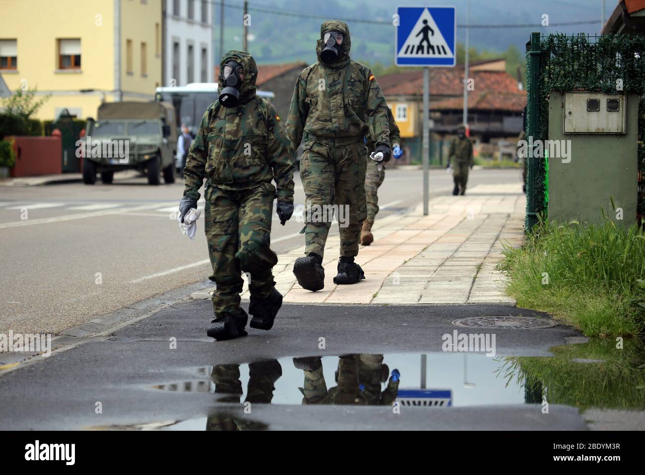 Grao, Spanien. April 2020. Grao, SPANIEN: Am 10. April 2020 laufen mehrere Soldaten in der NBC-Klage während des 28. Tages des spanischen Alarmstaates in Grao, Spanien. (Foto von Alberto Brevers/Pacific Press/Sipa USA) Quelle: SIPA USA/Alamy Live News Stockfoto