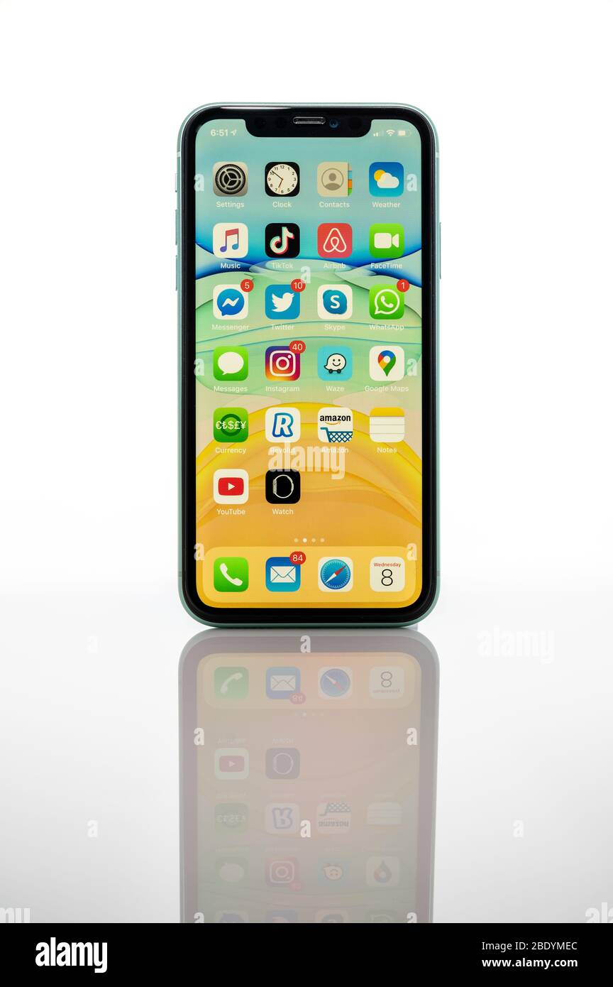 Apple iPhone 11 isoliert auf weißem Hintergrund mit Reflexion. Symbole und Anwendungen sichtbar Stockfoto