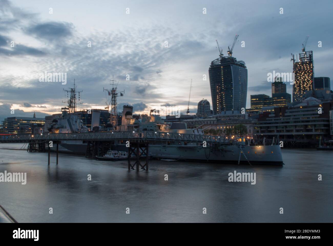 Royal Navy Imperial war Museum dockte an der Themse HMS Belfast The Queen's Walk, London SE1 2JH Tarnschiff Stockfoto