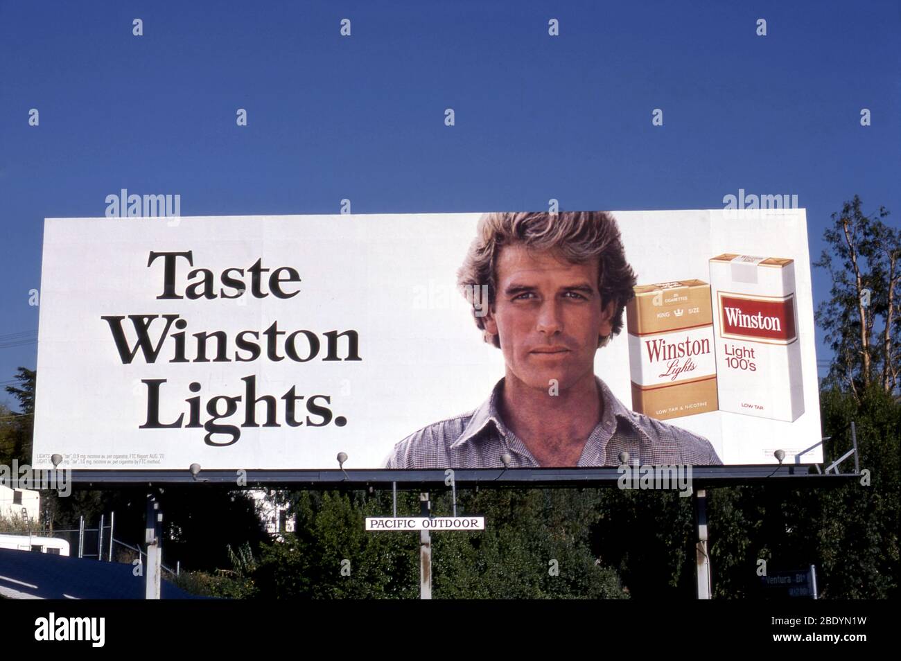 Plakatwand, die Winston Zigaretten mit einem attraktiven männlichen Modell nicht gesehen Rauchen in Los Angeles, CA. Stockfoto