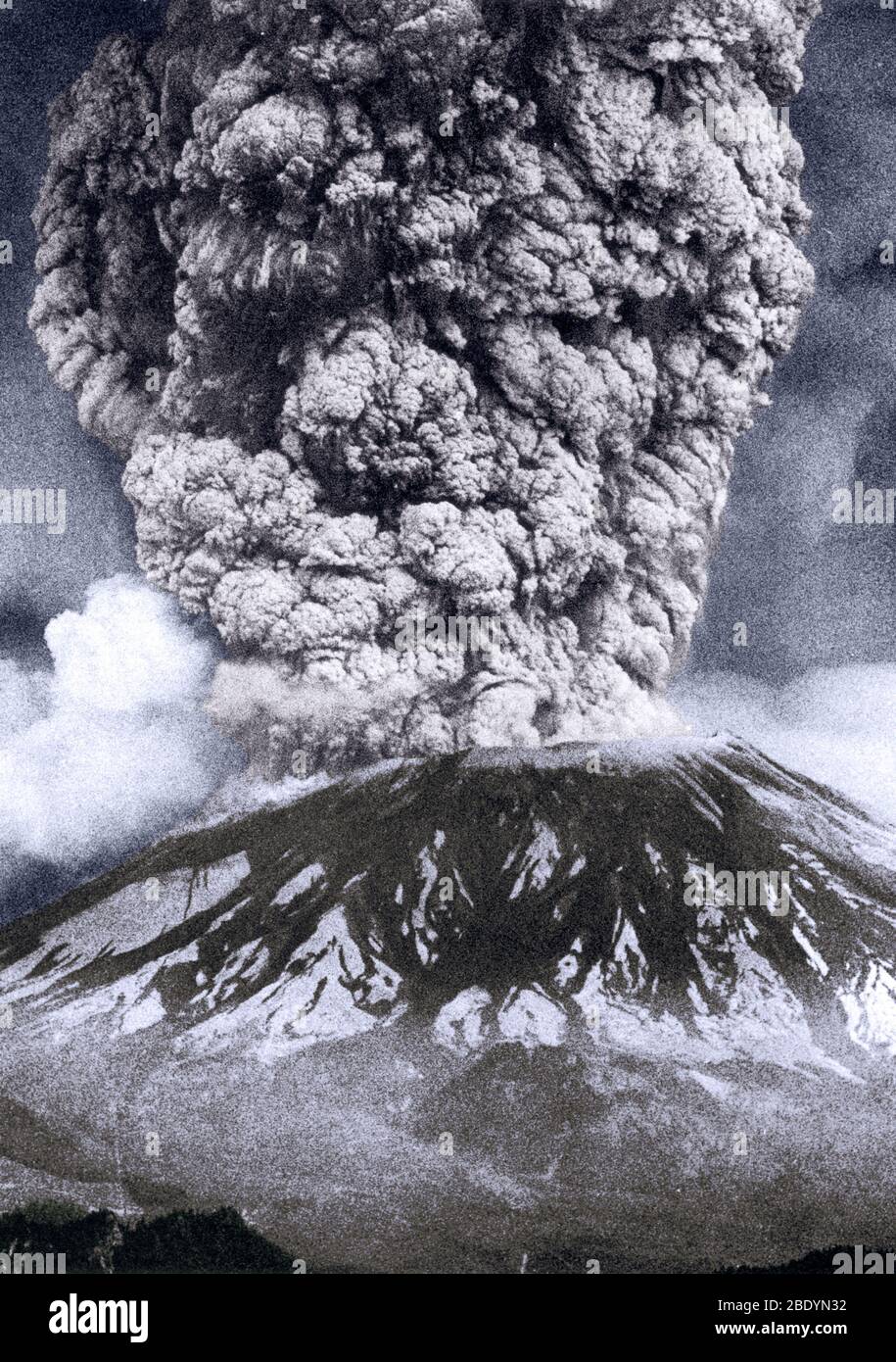 Mount St. Helens, Washington, ist der aktivste Vulkan in der Cascade Range. Das erste Anzeichen für Aktivität am Mount St. Helens im Frühjahr 1980 war eine Reihe von kleinen Erdbeben, die am 16. März begannen. Dampfexplosionen am 27. März sprengten einen Krater durch die Gipfeleiskappe des Vulkans. Innerhalb einer Woche war der Krater auf etwa 1,300 Fuß im Durchmesser gewachsen und zwei riesige Risssysteme überquerten das gesamte Gipfelgebiet. Bis Mai 17 hatten mehr als 10,000 Erdbeben den Vulkan erschüttert und die Nordflanke war mindestens 450 Fuß nach außen gewachsen, um eine spürbare Beule zu bilden. Solch dramatische Deformation des Vol Stockfoto
