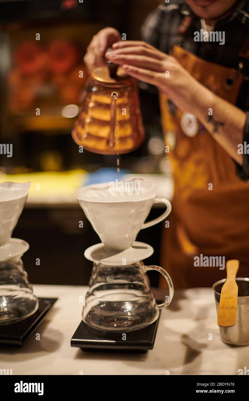 Barista bei der Arbeit, die im Café der dritten Welle speziellen Kaffee zubereiten Stockfoto