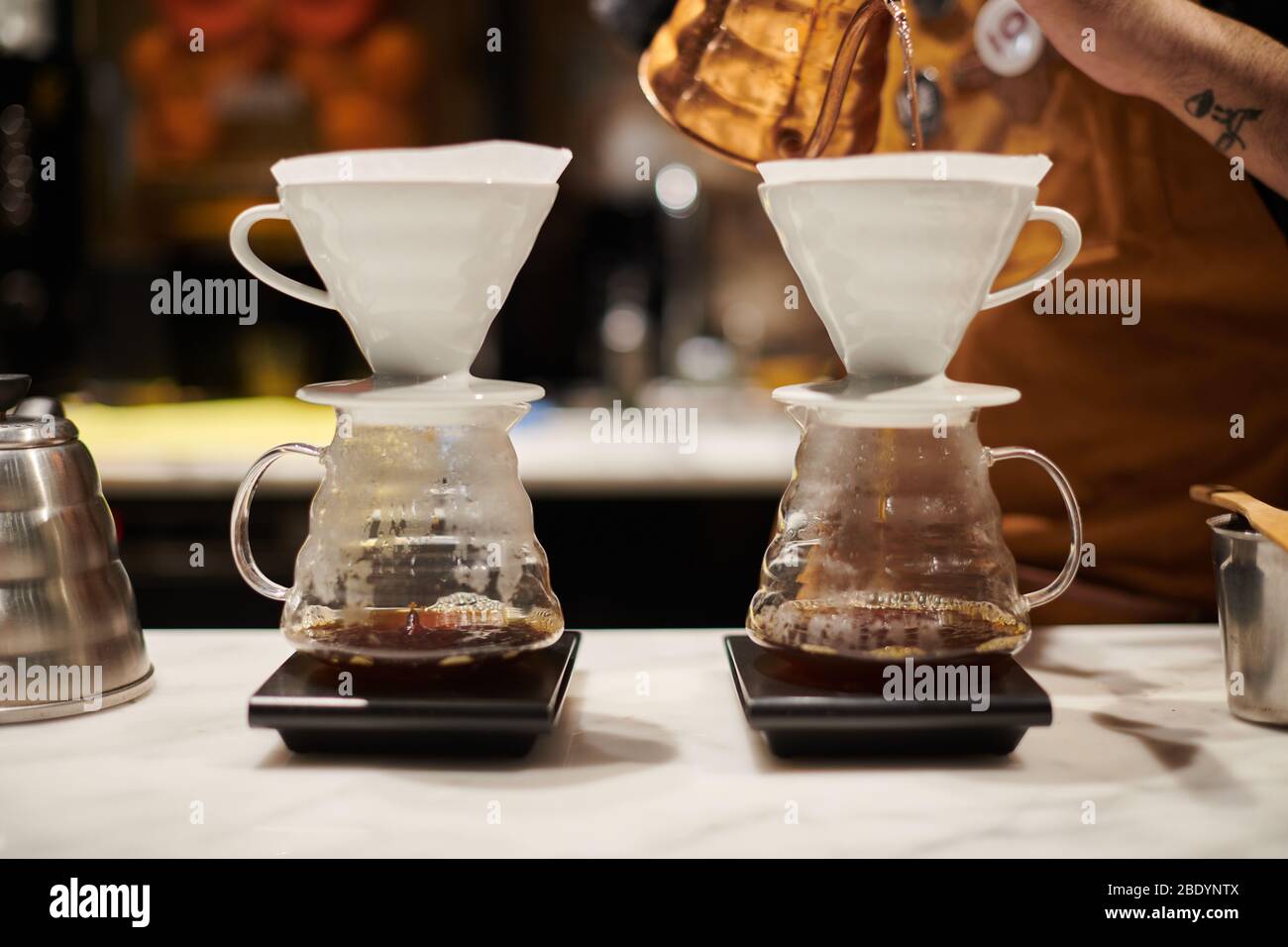 Barista bei der Arbeit, die im Café der dritten Welle speziellen Kaffee zubereiten Stockfoto