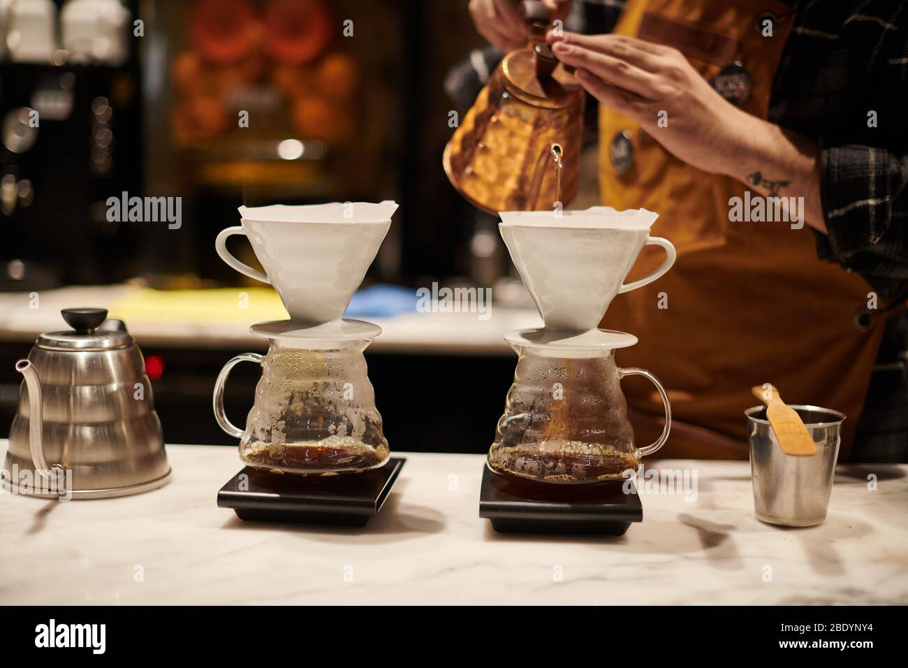 Barista bei der Arbeit, die im Café der dritten Welle speziellen Kaffee zubereiten Stockfoto