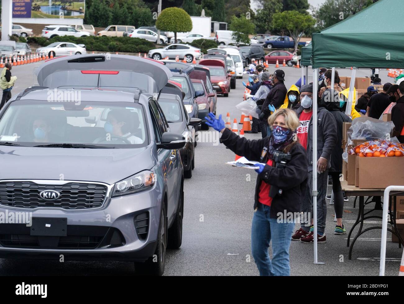 Los Angeles, Kalifornien, USA. April 2020. Autos warten in einer Schlange während einer Fahrt durch die Lebensmittelverteilung durch die L.A. Regional Food Bank am Freitag, den 10. April 2020, auf dem Parkplatz des Forums in Inglewood, Kalifornien. Kredit: Ringo Chiu/ZUMA Wire/Alamy Live News Stockfoto