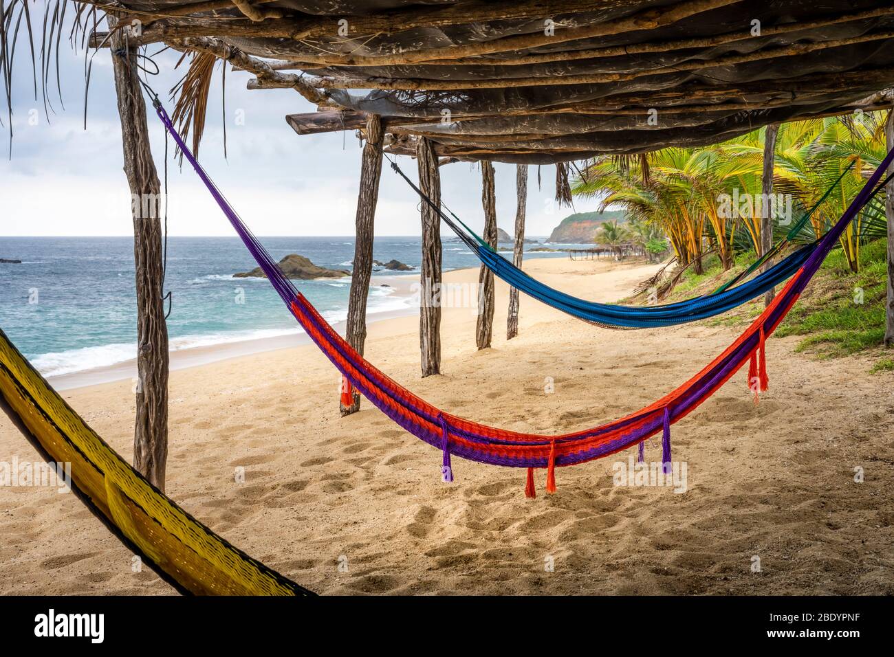 Hängematten am Strand von Palma Sola an der Pazifikküste Mexikos. Stockfoto