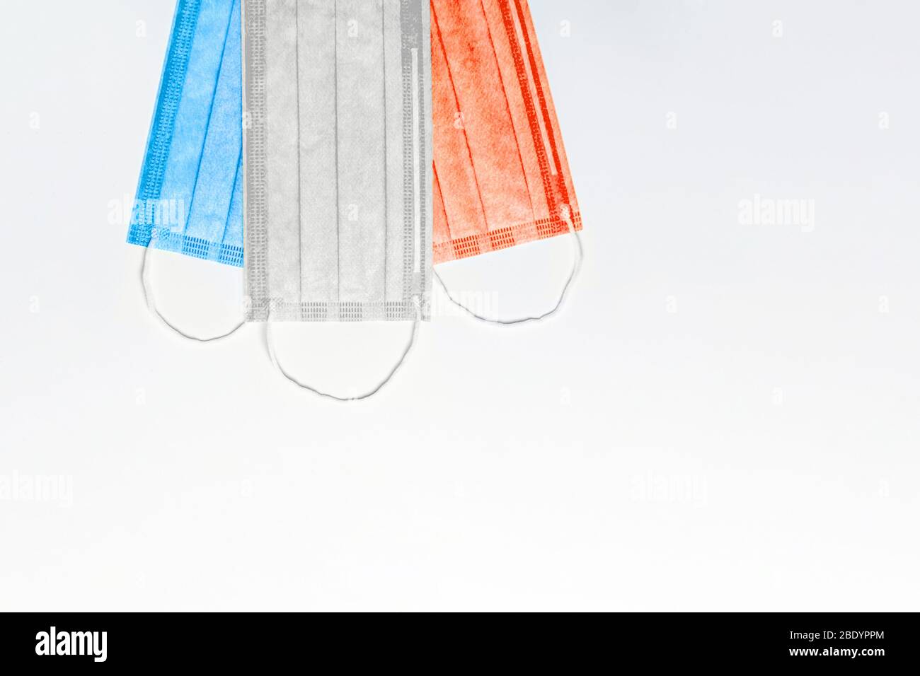 Drei medizinische Masken aus blau, weiß und rot sind an der Spitze auf einem hellen Hintergrund. Flagge von frankreich. Frankreich Virus Ausbruch Konzept. Coronavirus in Stockfoto