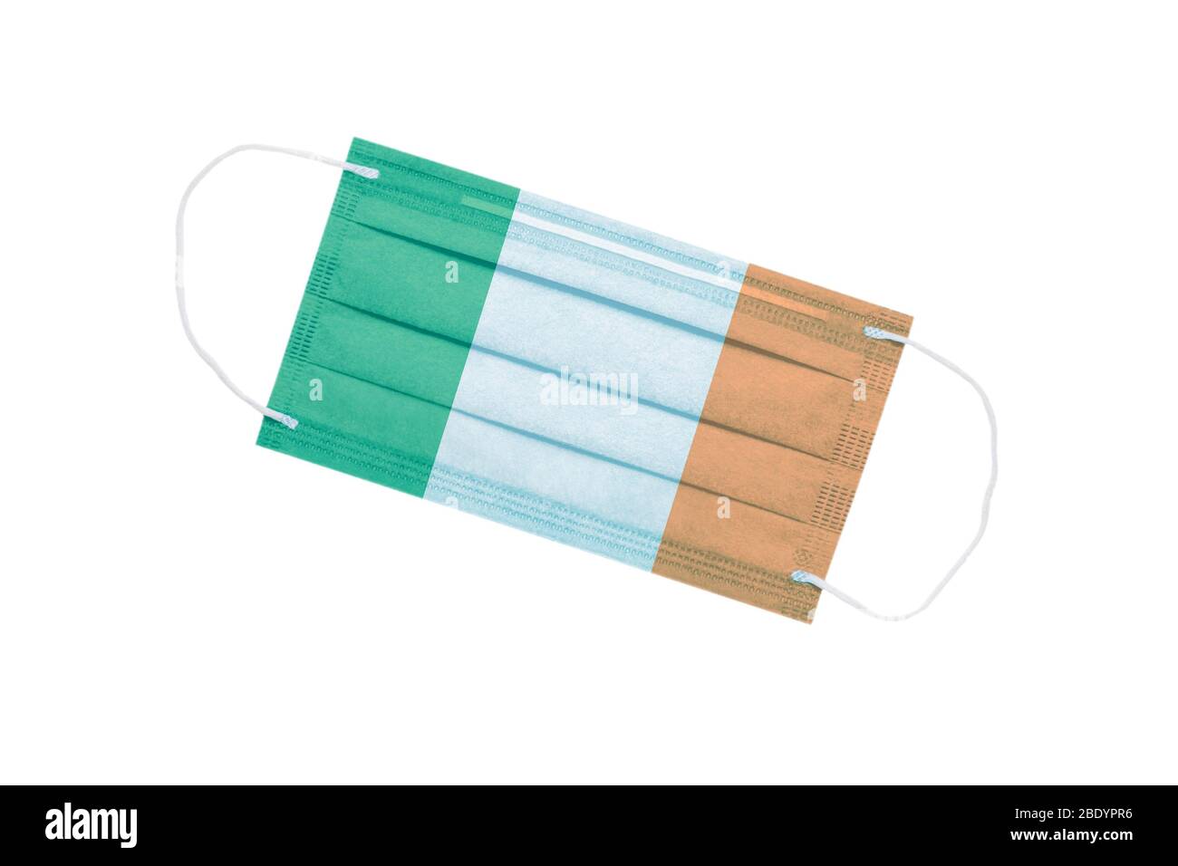 Medizinische Gesichtsmaske mit Flagge von irland isoliert auf weißem Hintergrund. Irland Pandemie Konzept. Attribut der irischen Ärzte. Coronavirus in irland. I Stockfoto