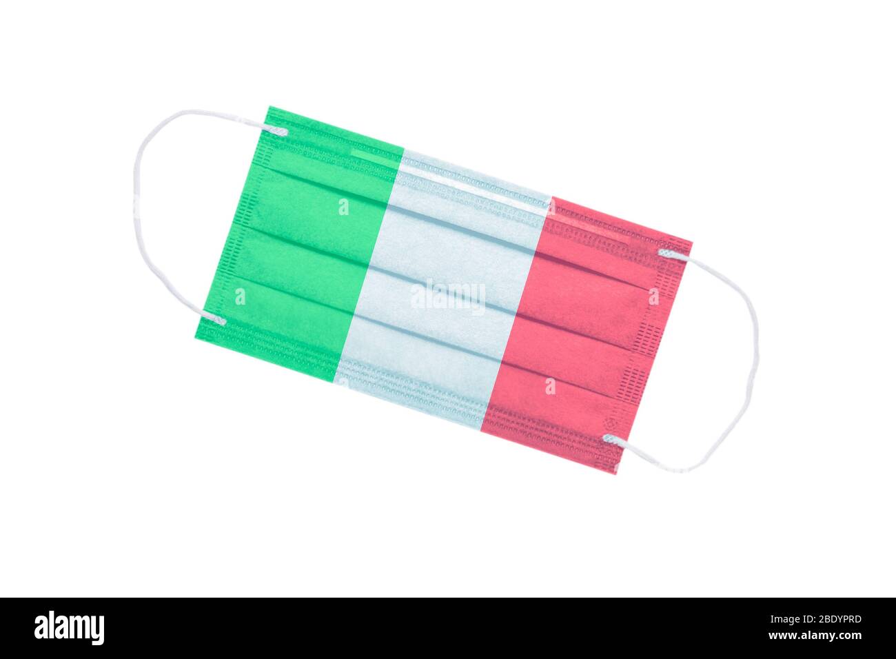 Gesichtsmaske mit der Flagge von Italien auf der Vorderseite, isoliert auf weißem Hintergrund. Virus Ausbruch Konzept. Coronavirus in italien. Medizinische BA Stockfoto
