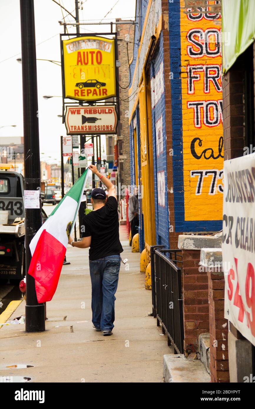 Mann mit Flagge auf der Straße, Pilsen, Chicago, Illinois, USA Stockfoto