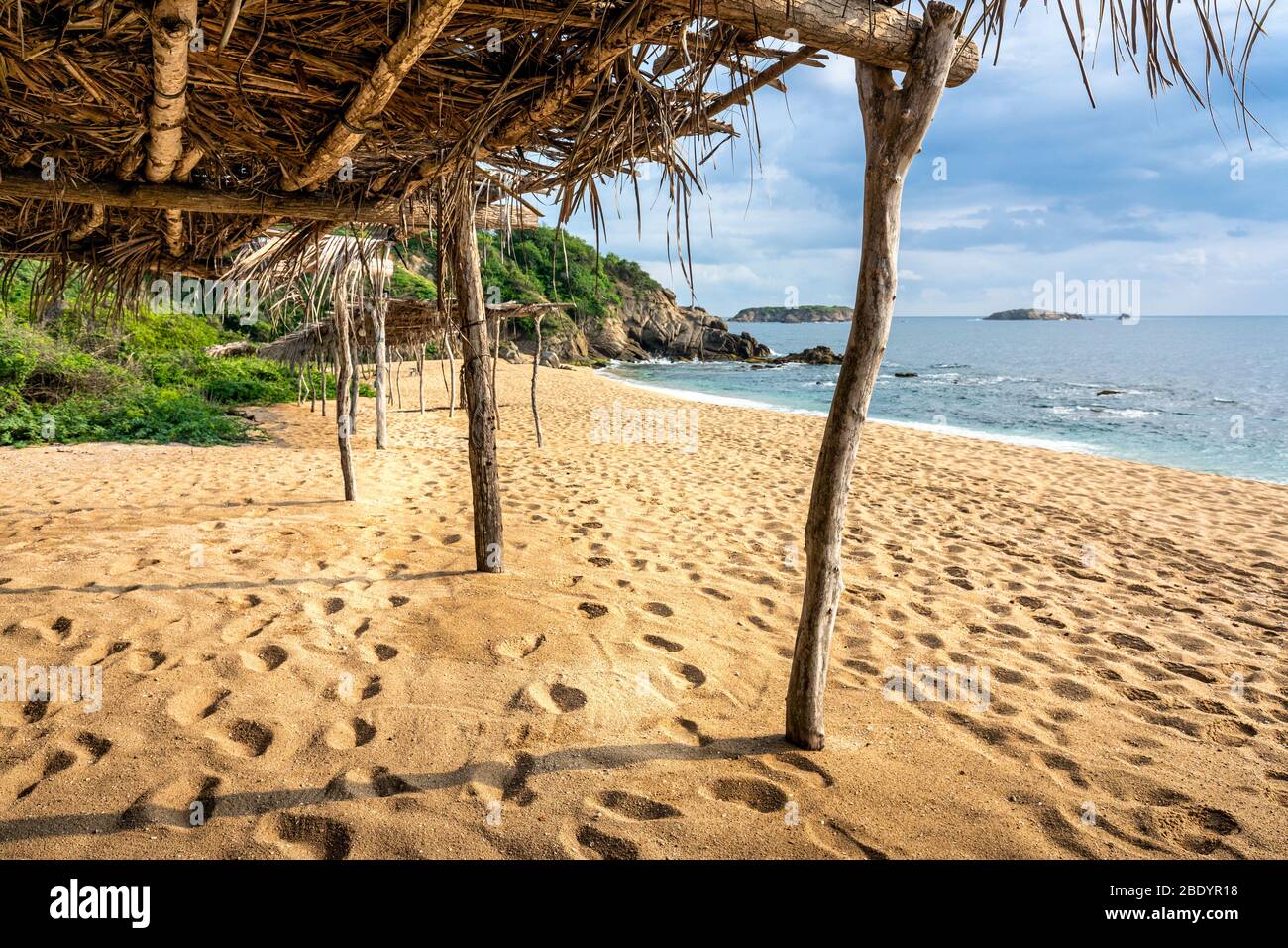 Palapas am Strand von Palma Sola an der Pazifikküste Mexikos. Stockfoto
