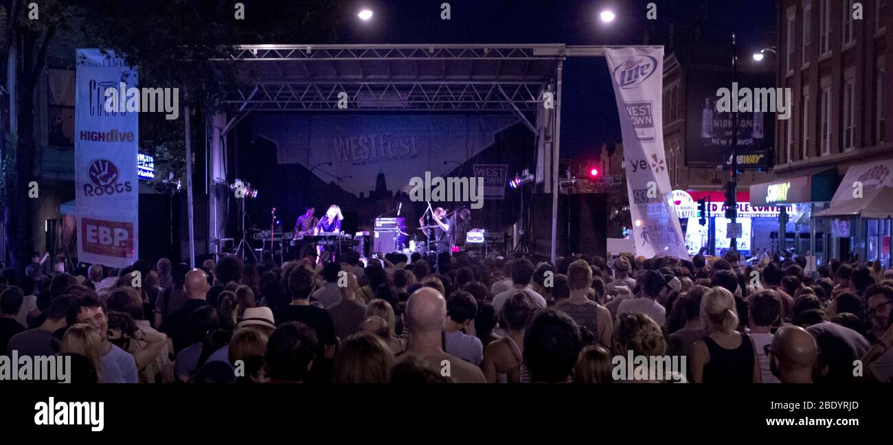 Straßenkonzert bei Nacht, Chicago, Illinois, USA Stockfoto