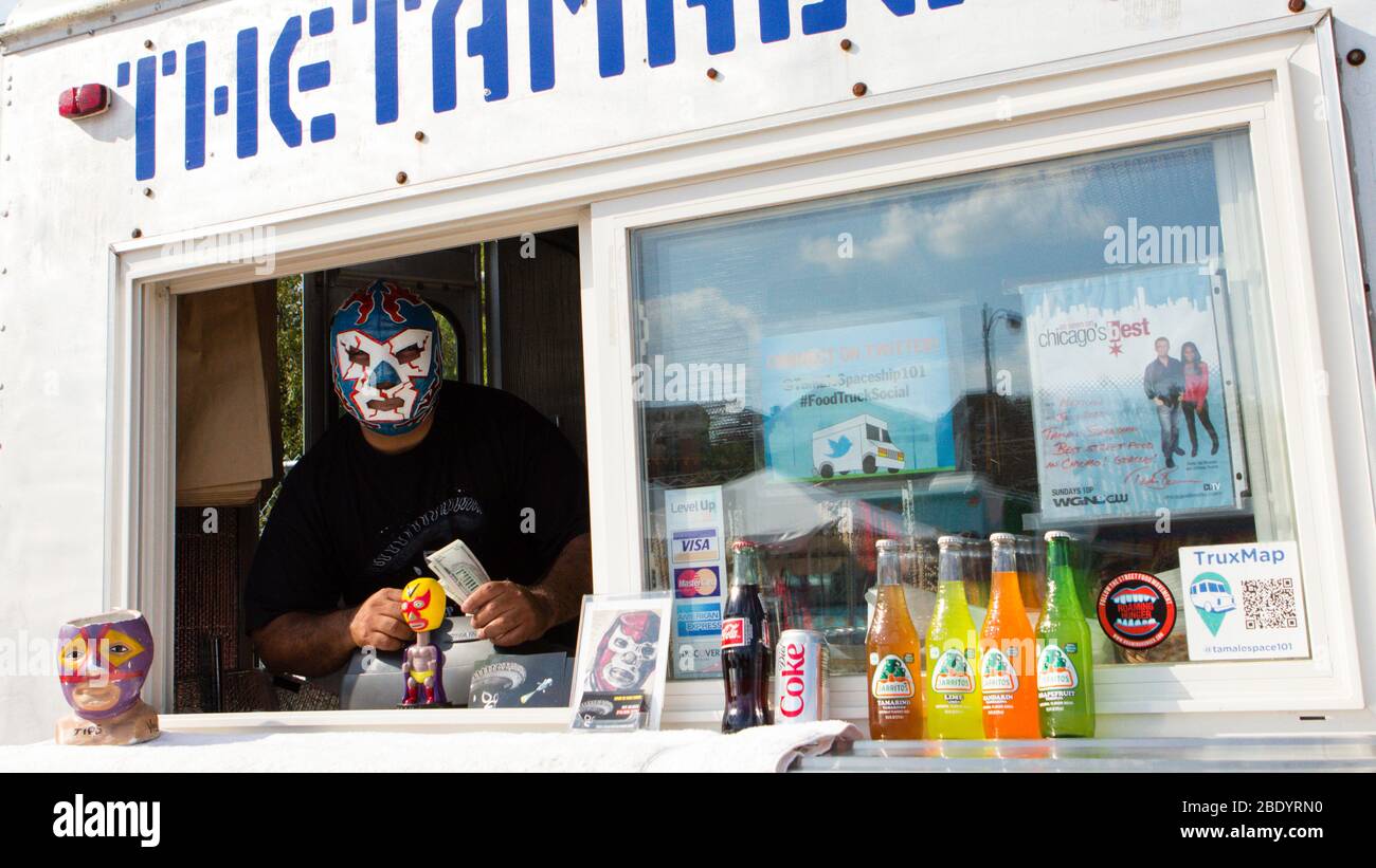 Porträt eines Verkäuferin mit farbenfroher Maske, Chicago, Illinois, USA Stockfoto