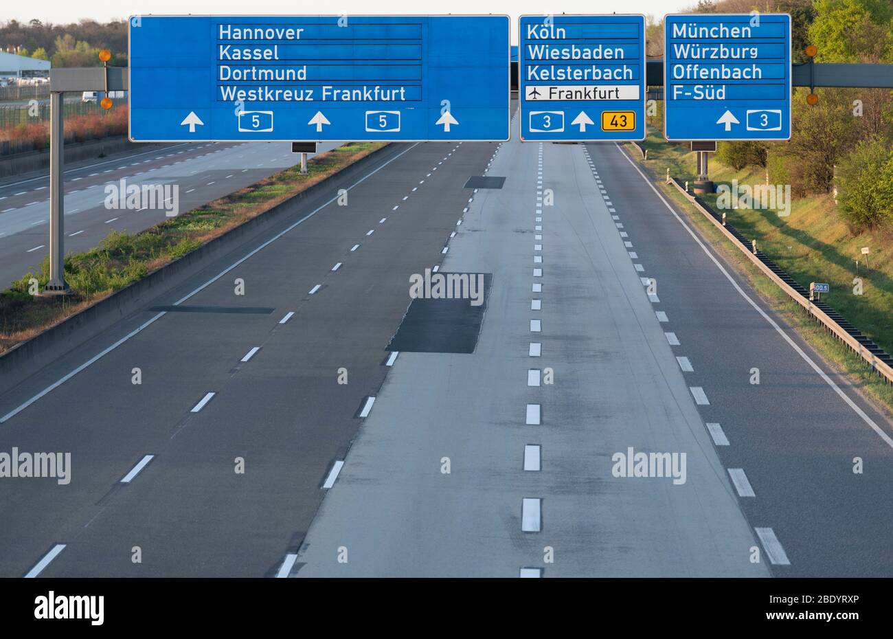 10. April 2020, Hessen, Frankfurt/Main: Karfreitag ist kein einziges Fahrzeug auf der Autobahn 5 am Frankfurter Kreuz zu sehen. Durch die weltweite Corona-Pandemie wurde auch der Autoverkehr in Deutschland stark reduziert. Foto: Boris Roessler/dpa Stockfoto