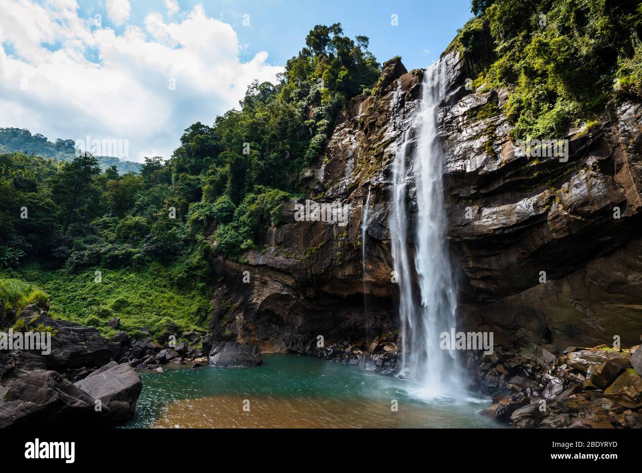 Aberdeen Falls ist ein malerischer 98m hoher Wasserfall am Kehelgamu Fluss in der Nähe von Ginigathena, im Nuwara Eliya Distrikt von Sri Lanka. Stockfoto