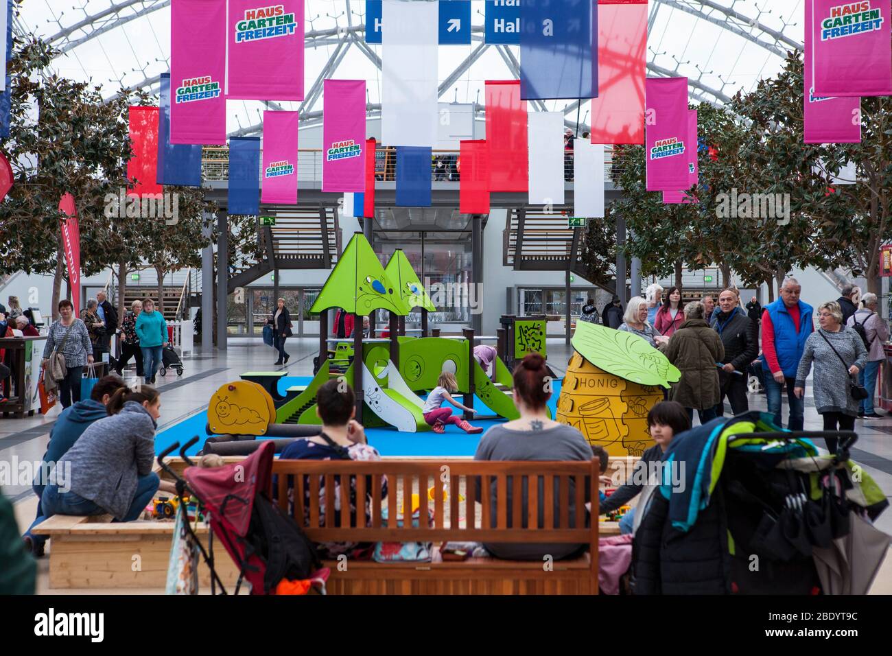 Leipzig,Deutschland-19. Februar 2020 Haus-Garten-Freizeit ist eine Ausstellung, die die neuesten Trends von Haus und Garten zeigt. Kinderspielzeugspiel in der Stockfoto