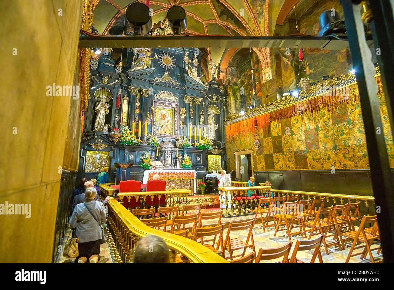 TSCHENSTOCHAU, POLEN - 12. JUNI 2018: Pilger besuchen die Kapelle unserer Lieben Frau von Tschenstochau und begeben sich auf den Knien hinter dem Altar, dem heiligsten Ort, auf J Stockfoto