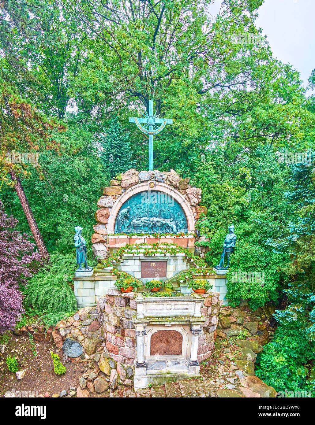 Die Station des Kreuzweges im Klostergarten von Jasna Gora heißt, der Jesus legte in das Grab, Tschenstochau, Polen Stockfoto