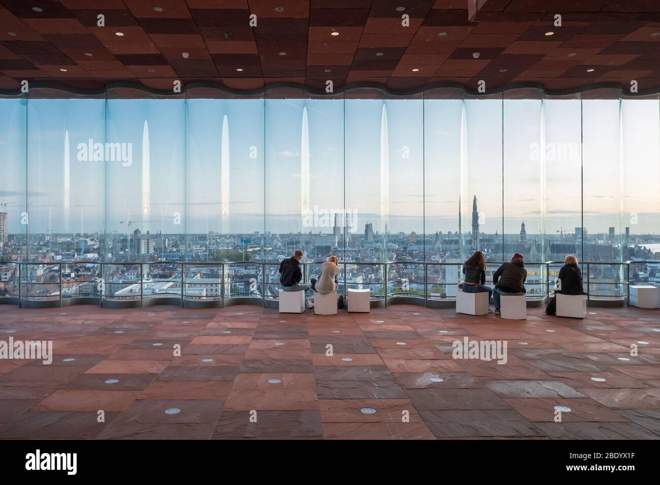 Die Menschen genießen den Sonnenuntergang Blick auf die Skyline von der berühmten Museum MAS Stockfoto