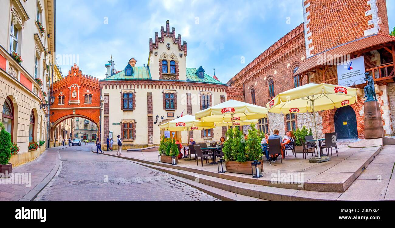 KRAKAU, POLEN - 12. JUNI 2018: Die kleine Außenterrasse des lokalen Cafés gegenüber der Fassade des Czartoryski Museum in der Altstadt, am 12. Juni Stockfoto