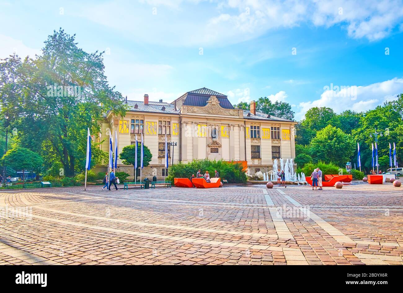 KRAKAU, POLEN - 12. JUNI 2018: Das wunderschöne Gebäude des Kunstpalastes auf dem Szczepanski Platz im Jugendstil, am 12. Juni in Krakau Stockfoto