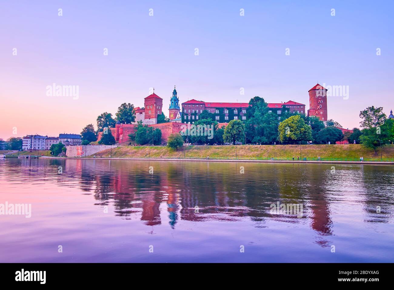 Die ehemalige königliche Residenz der polnischen Monarchie, Wawel Schloss in erstaunlichem Abendlicht, Krakau, Polen Stockfoto