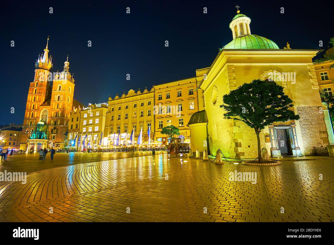 KRAKAU, POLEN - 12. JUNI 2018: Die nächtliche Beleuchtung des Hauptmarktes gibt dem Besucher am 12. Juni in Krak das ungewöhnliche Aussehen der beliebten Sehenswürdigkeiten Stockfoto