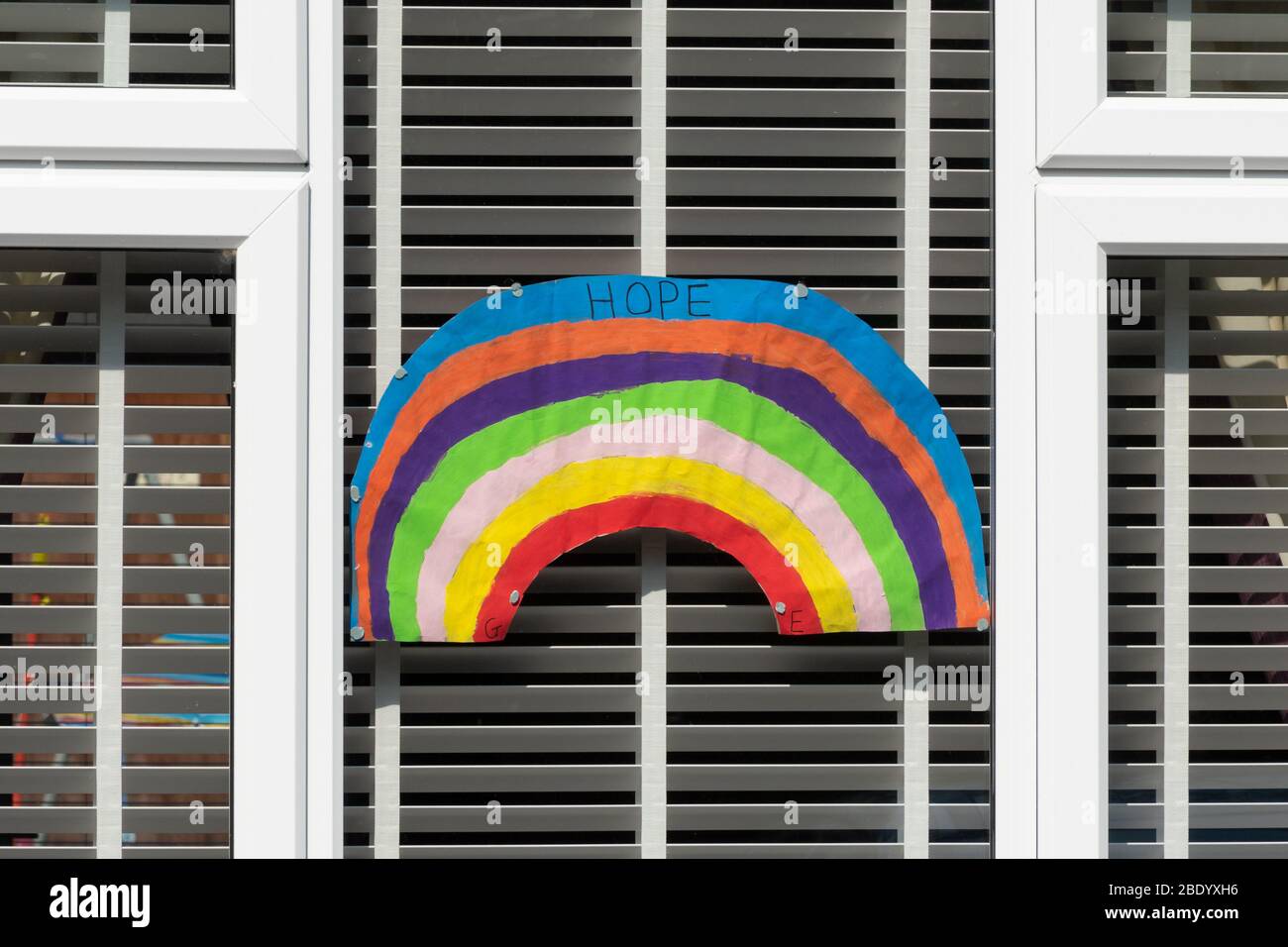 10. April 2020. Während der Pandemie des Coronavirus Covid-19 von 2020 ist der Regenbogen zum Symbol der Unterstützung für Menschen geworden, die Solidarität mit den Beschäftigten des Gesundheitsdienstes an der Front zeigen wollen. Kinder haben Bilder mit dem Regenbogen gemalt und sie in ihre Fenster geklebt, um den Mitarbeitern des NHS und anderen Schlüsselarbeitern zu danken. Stockfoto