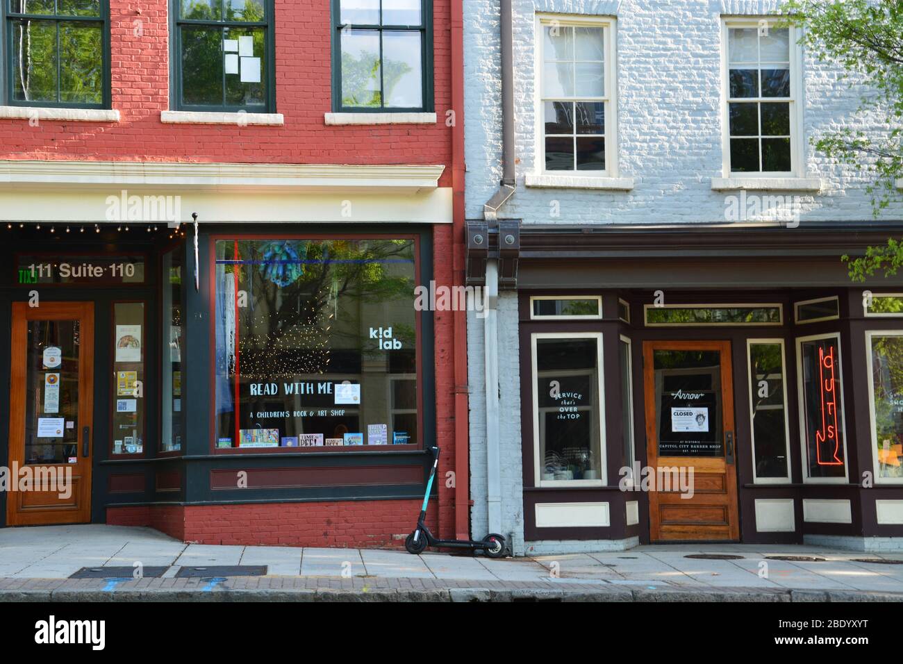 Schaufensterfassaden in einem der historischen Viertel der Innenstadt von Raleigh North Carolina. Stockfoto