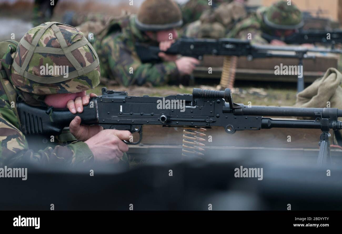 Territorialsoldaten des 5. Bataillons das Königliche Regiment von Fusiliers feuert das General Purpose Machine Gun (GPMG) auf den Fining Ranges im Otterburn Training Area, gekleidet in der Schlacht 95. Stockfoto